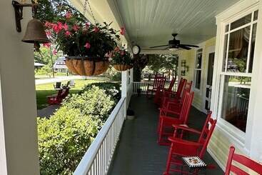 Отель Red Rocker Inn