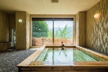 ریوکان Yugawara Onsen Apolosou