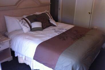 هتل Americas Best Value Presidents Inn On Munras