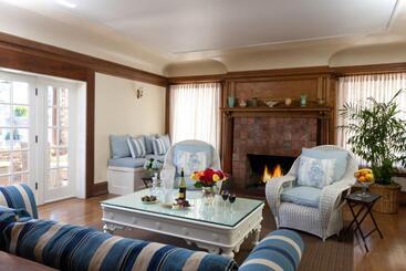 هتل Channel Road Inn, A Four Sisters Inn