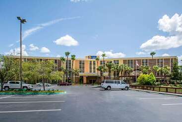 هتل Comfort Inn & Suites Kissimmee By The Parks