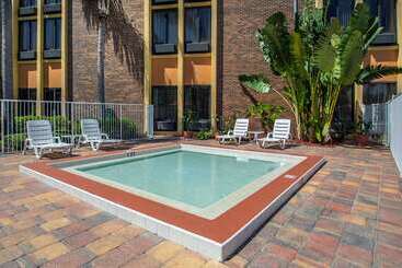 هتل Comfort Inn & Suites Kissimmee By The Parks