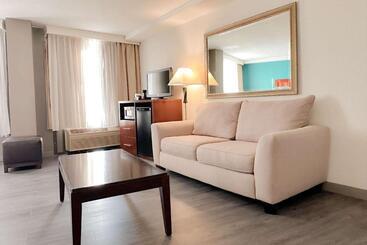 هتل Comfort Inn & Suites Kissimmee By The Parks