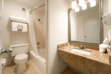 هتل Comfort Inn & Suites Kissimmee By The Parks