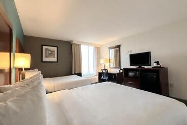 هتل Comfort Inn & Suites Kissimmee By The Parks