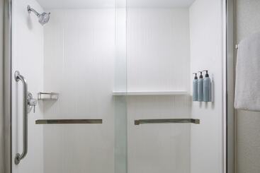 هتل Courtyard By Marriott Naples