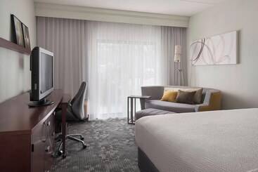 هتل Courtyard By Marriott Boston Norwood/canton