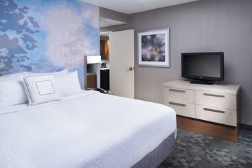 هتل Courtyard Cleveland Airport North