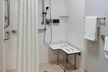 هتل Courtyard By Marriott Fishkill