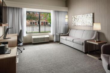 هتل Courtyard Indianapolis At The Capitol