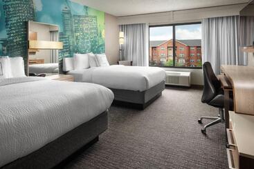 هتل Courtyard Indianapolis At The Capitol