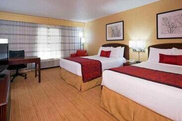 هتل Courtyard Indianapolis At The Capitol