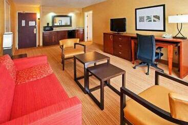 هتل Courtyard Indianapolis At The Capitol
