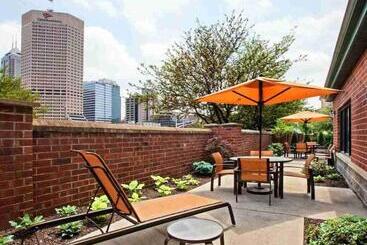 هتل Courtyard Indianapolis At The Capitol