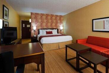 هتل Courtyard Indianapolis At The Capitol