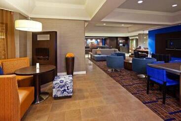 هتل Courtyard Indianapolis At The Capitol