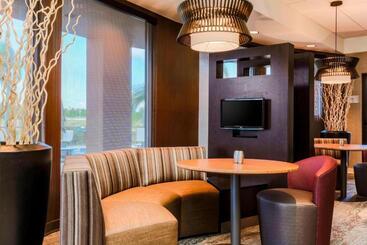 هتل Courtyard By Marriott Orlando Lake Mary North