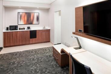 هتل Courtyard By Marriott Pensacola