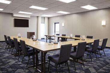 هتل Courtyard By Marriott St. Louis Downtown West
