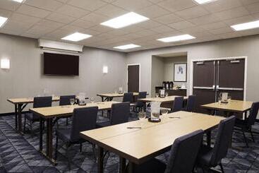 هتل Courtyard By Marriott St. Louis Downtown West