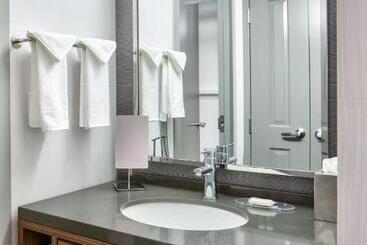 هتل Courtyard By Marriott Chicago Downtown/river North