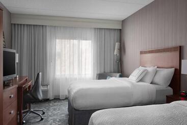هتل Courtyard By Marriott Fishkill