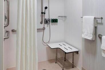 هتل Courtyard By Marriott Fishkill