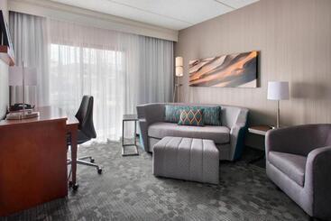 هتل Courtyard By Marriott Fishkill