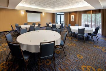 هتل Courtyard Grand Rapids Airport