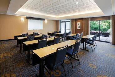 هتل Courtyard Grand Rapids Airport
