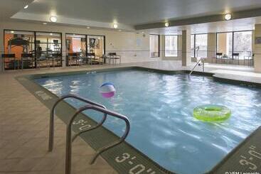 هتل Courtyard Grand Rapids Airport