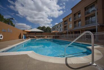 هتل Courtyard Memphis East/bill Morris Parkway