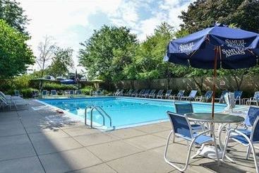 هتل Courtyard New York LaGuardia Airport