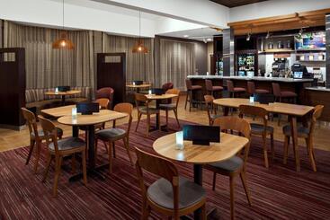 هتل Courtyard By Marriott Pittsburgh Airport