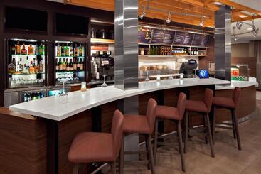 هتل Courtyard By Marriott Pittsburgh Airport