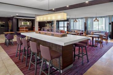 هتل Courtyard By Marriott Pittsburgh Airport