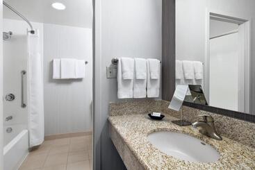 هتل Courtyard By Marriott Pittsburgh Airport