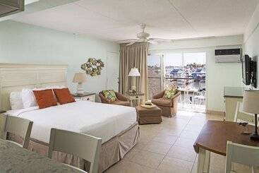 هتل Cove Inn On Naples Bay