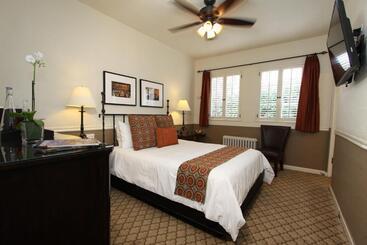 هتل Cypress Inn