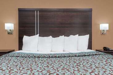هتل Days Inn By Wyndham Maumee/toledo