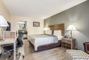 هتل Econo Lodge Coliseum