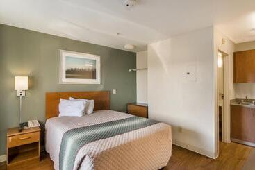هتل Hometowne Studios By Red Roof Denver   Airport/aurora