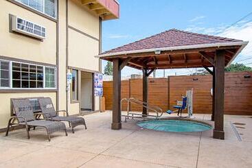 هتل Red Roof Inn & Suites Monterey