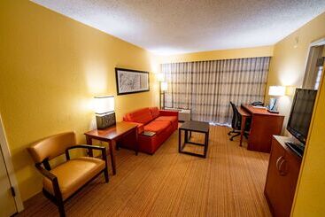 هتل Iowa Inn Bettendorf Quad Cities