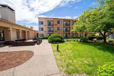هتل Iowa Inn Bettendorf Quad Cities