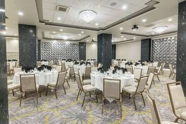 هتل Hilton Garden Inn Wichita Downtown