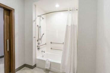 هتل Hilton Garden Inn Wichita Downtown