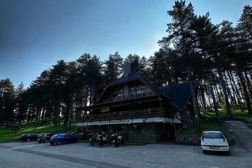 هاستل Prenoćište/restoran Lovac