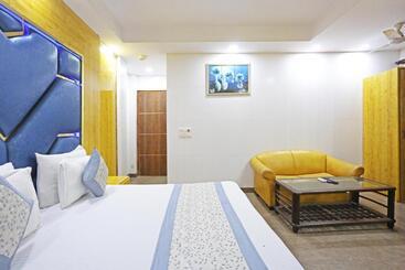 هتل Preet Palace 5 Mints Walk From Nizamuddin Railway Station