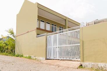 בית מלון כפרי Oyo 1078 Fakhira Residence